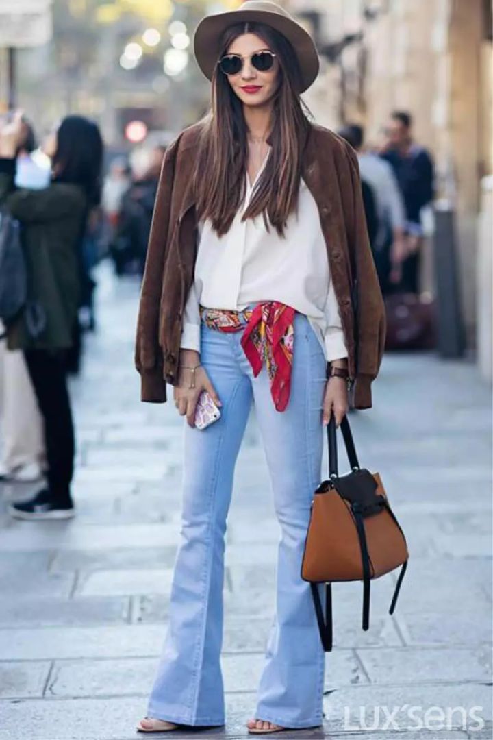 也可以只是打一个美美的蝴蝶结坠在腰间~国内小花唐艺昕,用腰间的丝巾