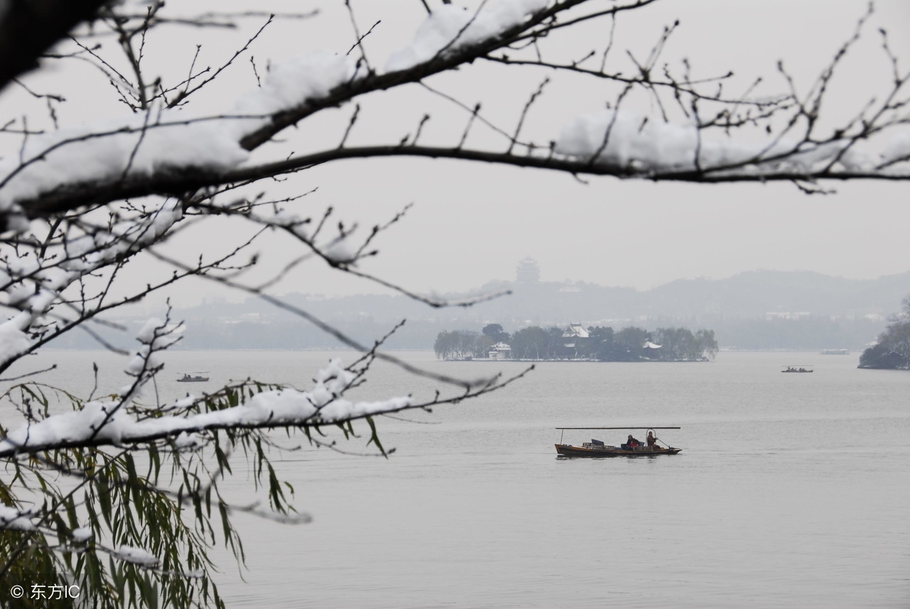 西湖之胜 晴不如雨 雨不如月 月不如雪 断桥残雪冷艳最销魂！