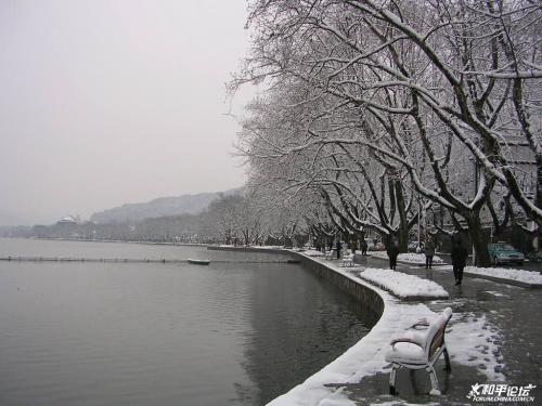 西湖之胜 晴不如雨 雨不如月 月不如雪 断桥残雪冷艳最销魂！