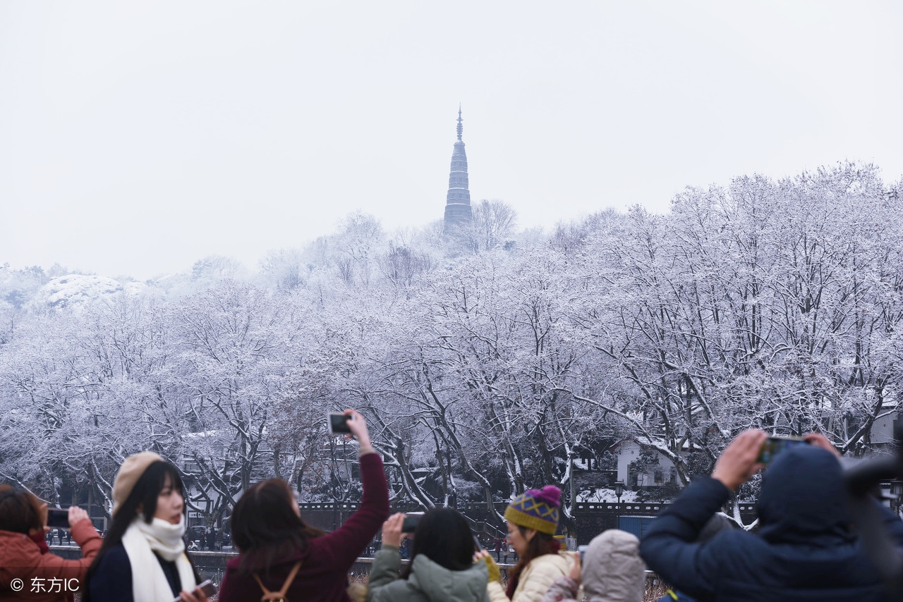 西湖之胜 晴不如雨 雨不如月 月不如雪 断桥残雪冷艳最销魂！