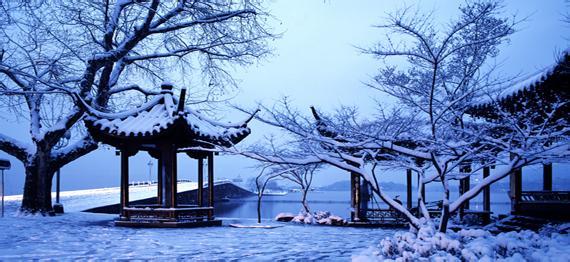 西湖之胜 晴不如雨 雨不如月 月不如雪 断桥残雪冷艳最销魂！