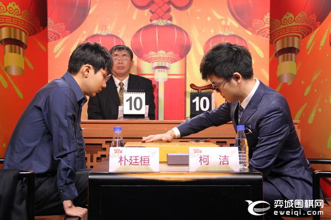 贺岁杯足球决赛哪里直播(弈城围棋正在直播2018年CCTV贺岁杯决赛 柯洁执黑对朴廷桓)