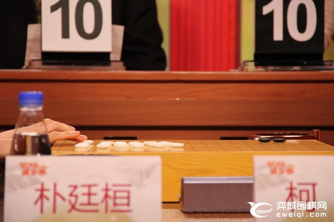 贺岁杯足球决赛哪里直播(弈城围棋正在直播2018年CCTV贺岁杯决赛 柯洁执黑对朴廷桓)