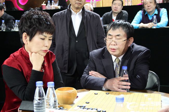 贺岁杯足球决赛哪里直播(弈城围棋正在直播2018年CCTV贺岁杯决赛 柯洁执黑对朴廷桓)