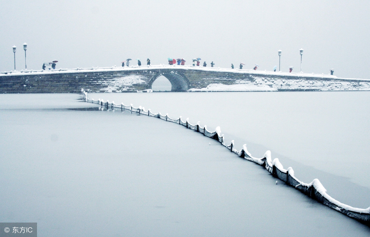 西湖之胜 晴不如雨 雨不如月 月不如雪 断桥残雪冷艳最销魂！