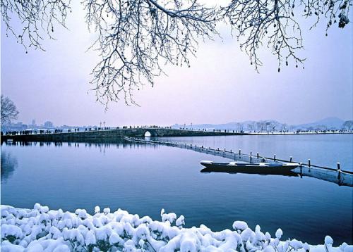 西湖之胜 晴不如雨 雨不如月 月不如雪 断桥残雪冷艳最销魂！