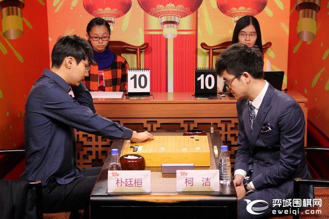 贺岁杯足球决赛哪里直播(弈城围棋正在直播2018年CCTV贺岁杯决赛 柯洁执黑对朴廷桓)