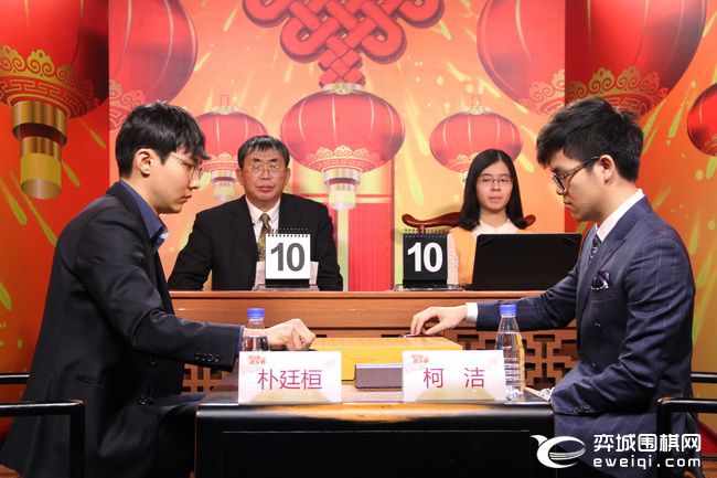 贺岁杯足球决赛哪里直播(弈城围棋正在直播2018年CCTV贺岁杯决赛 柯洁执黑对朴廷桓)