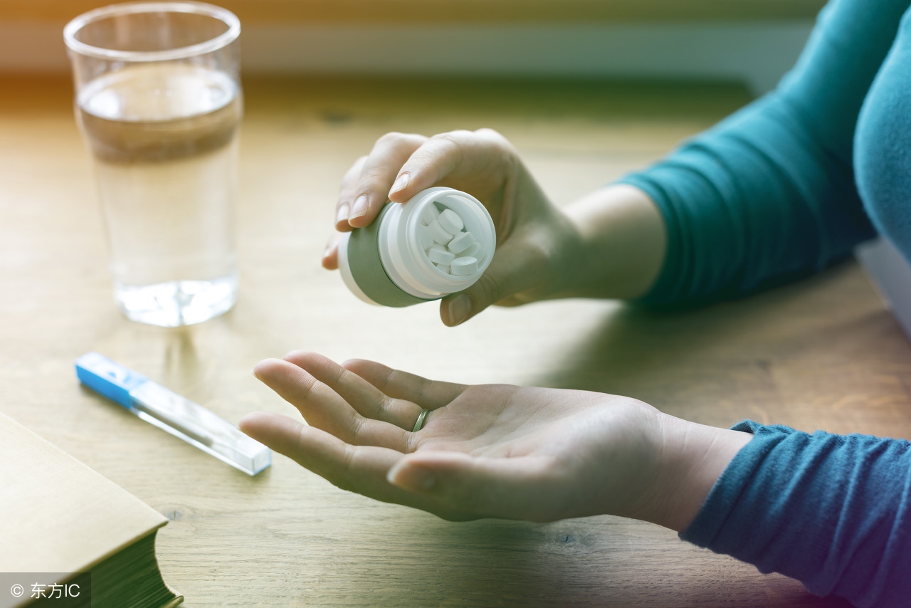 (1)药物治疗主要是通过服用药物,来消灭患者体内的病原体,从而达到