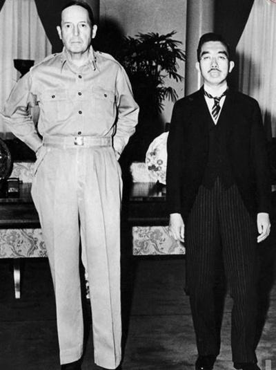 麦克阿瑟和裕仁天皇父与子的视频(日本战败后为什么不审判日本天皇？美国因一己之私故意包庇)