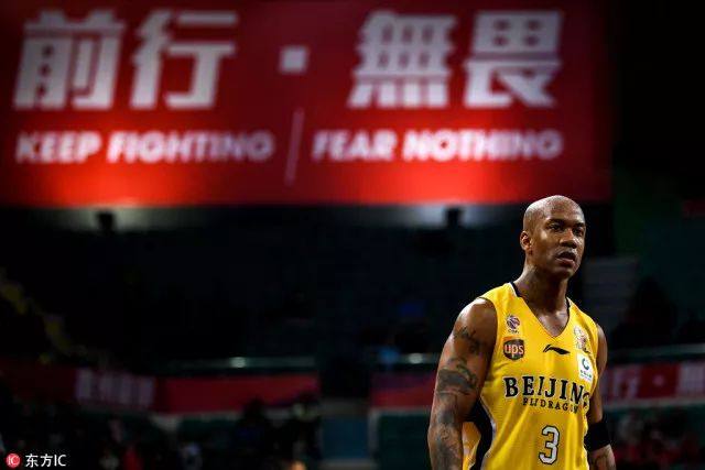 马布里为什么在nba混不下去(从“最被嫌弃球员”到“政委”，是什么让马布里性情大变？)