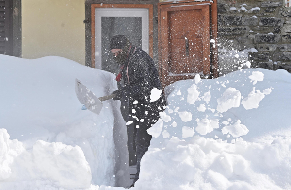 意大利遭大雪袭击(环球｜积雪封门：“东方野兽”寒潮强袭欧洲致数十人冻死)