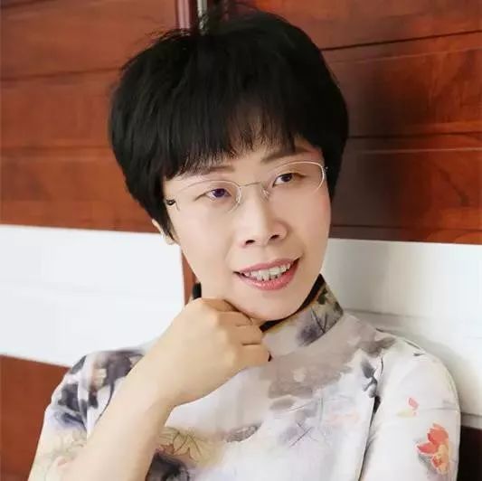 公烛无私光歌颂的是什么精神（公蜡烛无私光歌颂的精神）-第7张图片-大连信息网