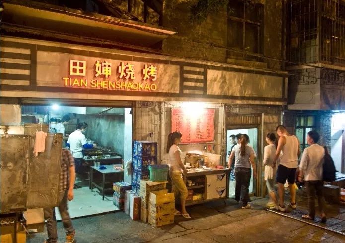 昆明六家名震江湖的烤鱼店，无人不知，凌晨2点也要排队