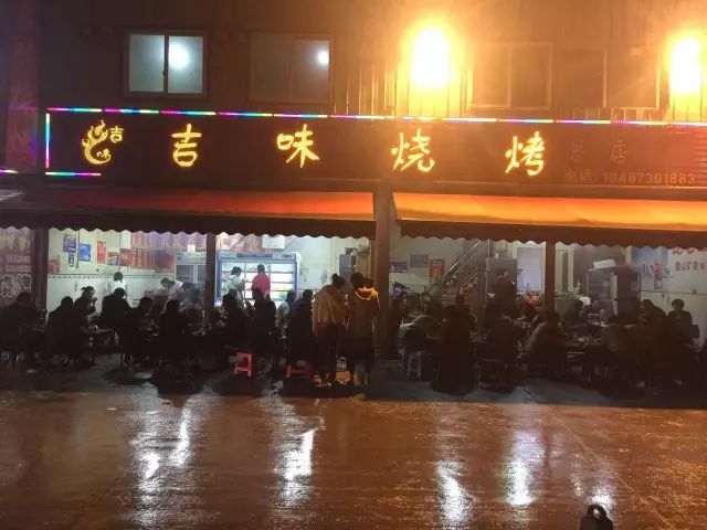 昆明六家名震江湖的烤鱼店，无人不知，凌晨2点也要排队