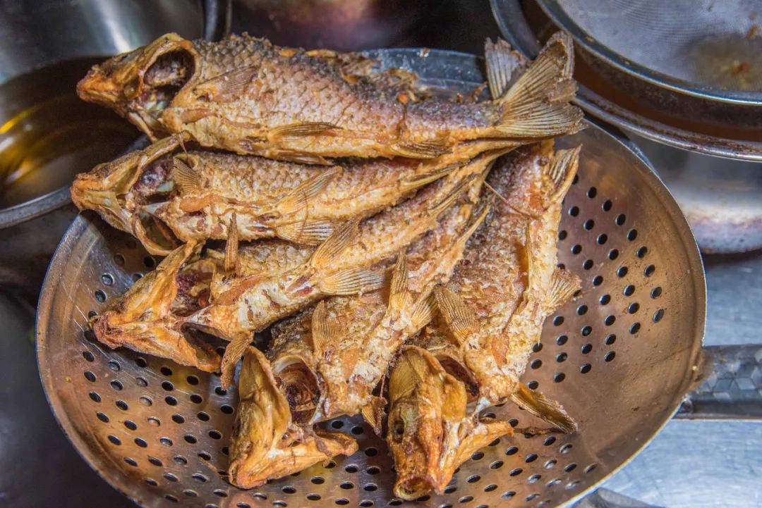 昆明六家名震江湖的烤鱼店，无人不知，凌晨2点也要排队