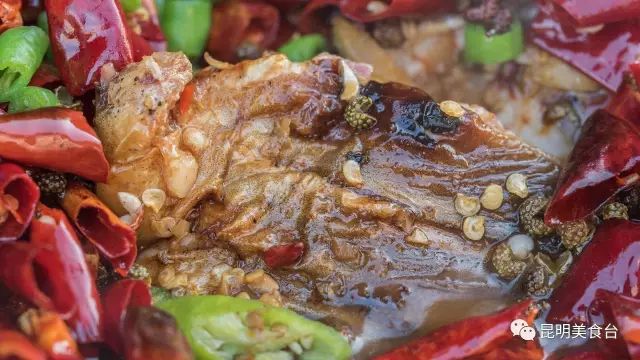 昆明六家名震江湖的烤鱼店，无人不知，凌晨2点也要排队