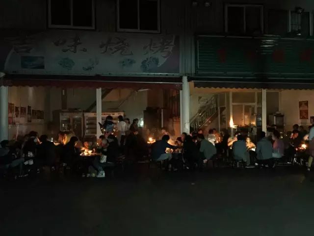 昆明六家名震江湖的烤鱼店，无人不知，凌晨2点也要排队