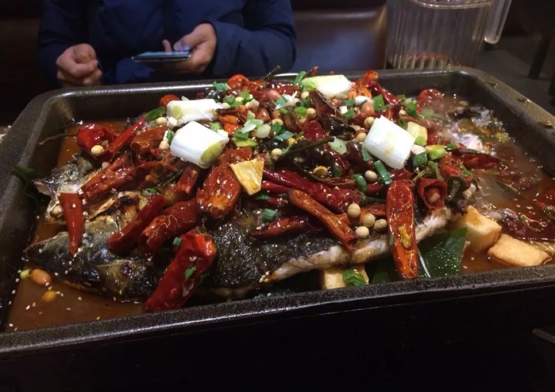 昆明六家名震江湖的烤鱼店，无人不知，凌晨2点也要排队