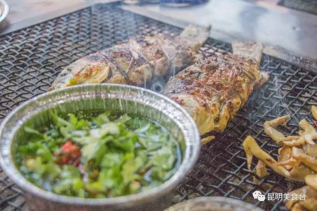 昆明六家名震江湖的烤鱼店，无人不知，凌晨2点也要排队