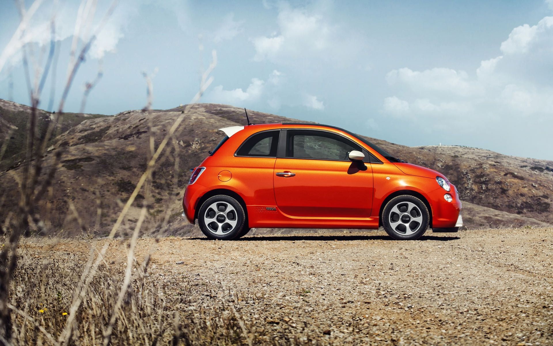 主角而不是当红和mini或者大众甲壳虫,又或者是价格更加便宜的smart?