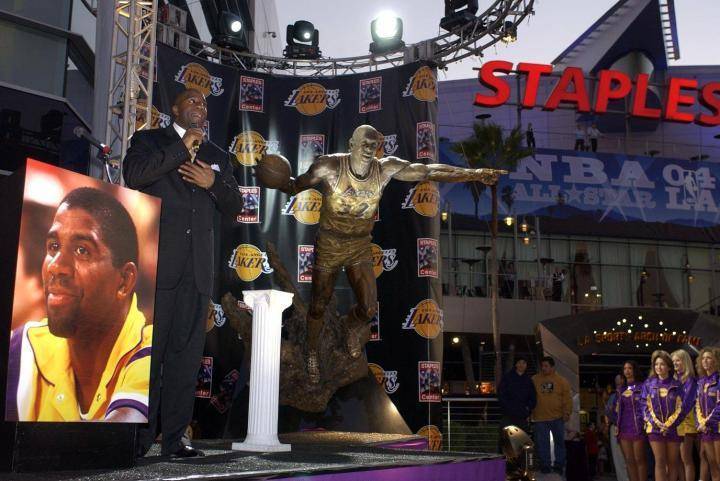 nba现役哪些球员可以立雕像(哪些NBA球星有塑像？这些塑像不一定都在美国)