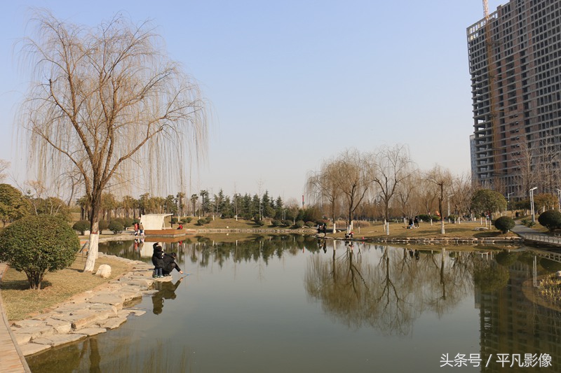 无人机鸟瞰刚建完的西安软件新城云水公园，即使在冬天也风景不错