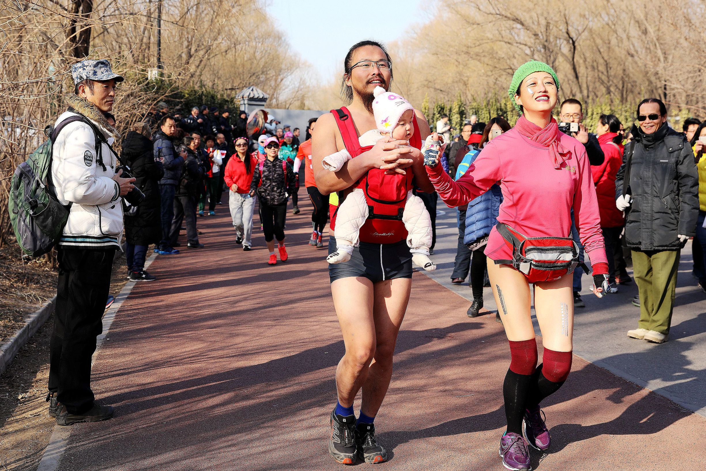 奥森光猪跑(京城:北京奥森公园"第七届光猪跑"场景沸腾)