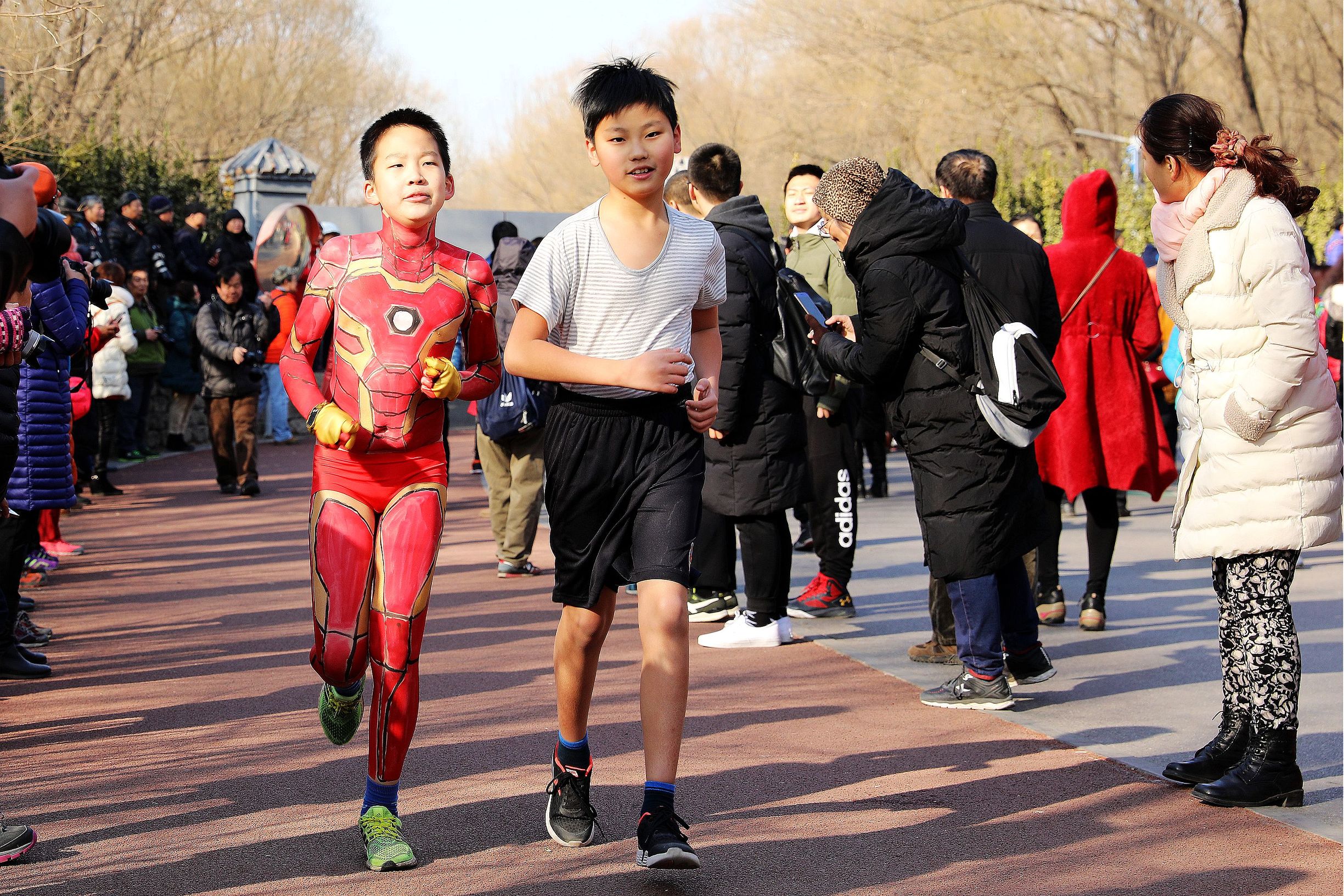 奥森光猪跑(京城:北京奥森公园"第七届光猪跑"场景沸腾)