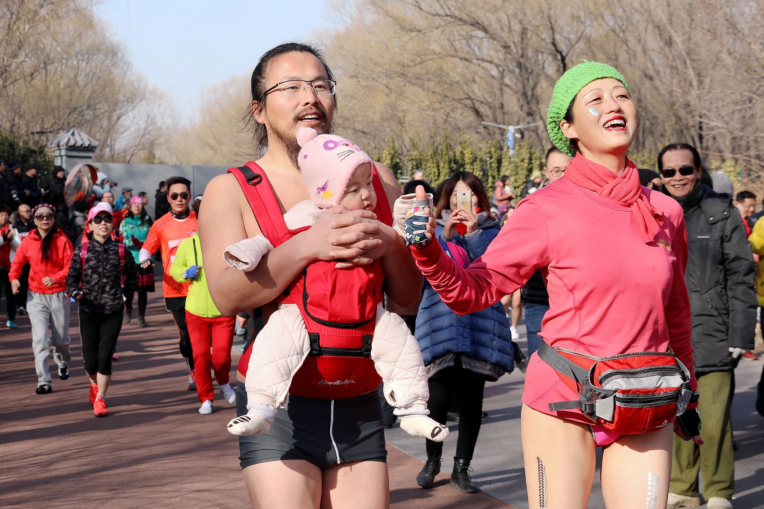奥森光猪跑(京城:北京奥森公园"第七届光猪跑"场景沸腾)