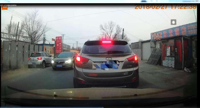 300米长的双向单车道验证车主素质，在8分钟内，却有11辆车逆行