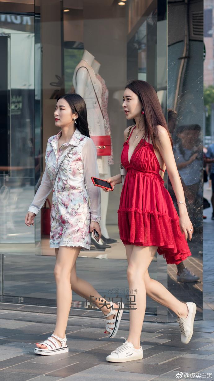 北京街拍,白色连衣裙搭配平底凉拖,公主范十足