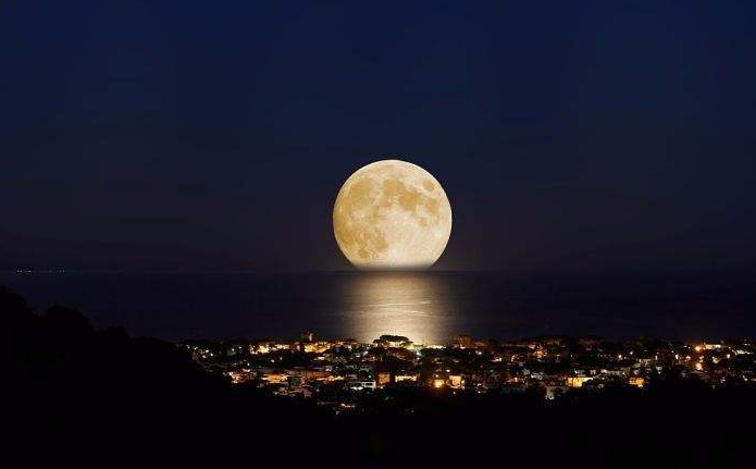 诗词赏析《望月怀古》：不求送你一捧月色，只求相见与梦中