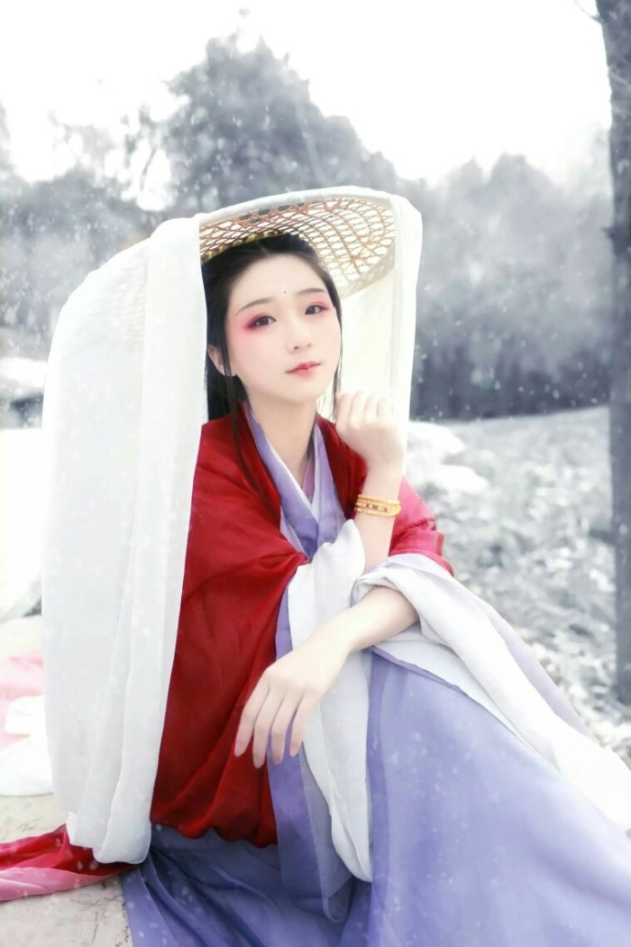 长发飘飘如梦初醒，人生最美是相逢时那一瞬间的心动与温柔。