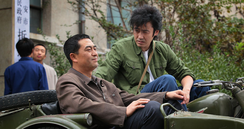 在《请你原谅我》中,吴秀波饰演一个下乡知青,吴越,董洁,海清是与他