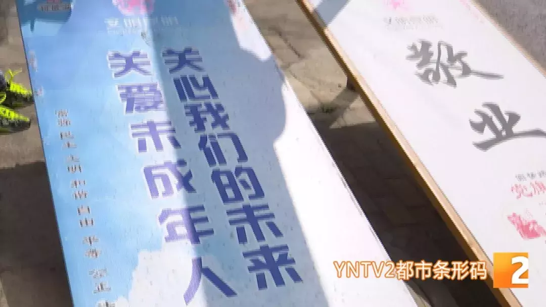 砰！广告牌、隔音板坠落，车窗、后视镜被砸，更可怕的还在后面！