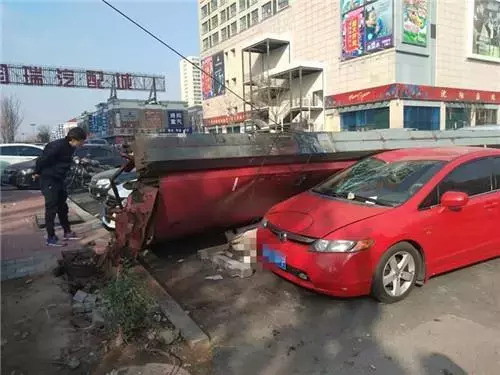 砰！广告牌、隔音板坠落，车窗、后视镜被砸，更可怕的还在后面！