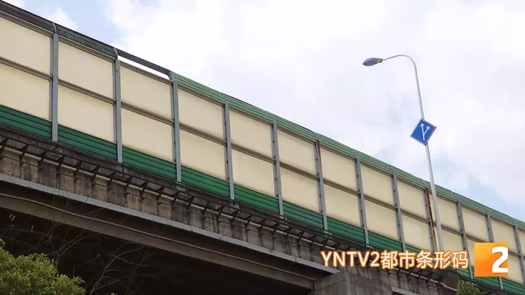 砰！广告牌、隔音板坠落，车窗、后视镜被砸，更可怕的还在后面！