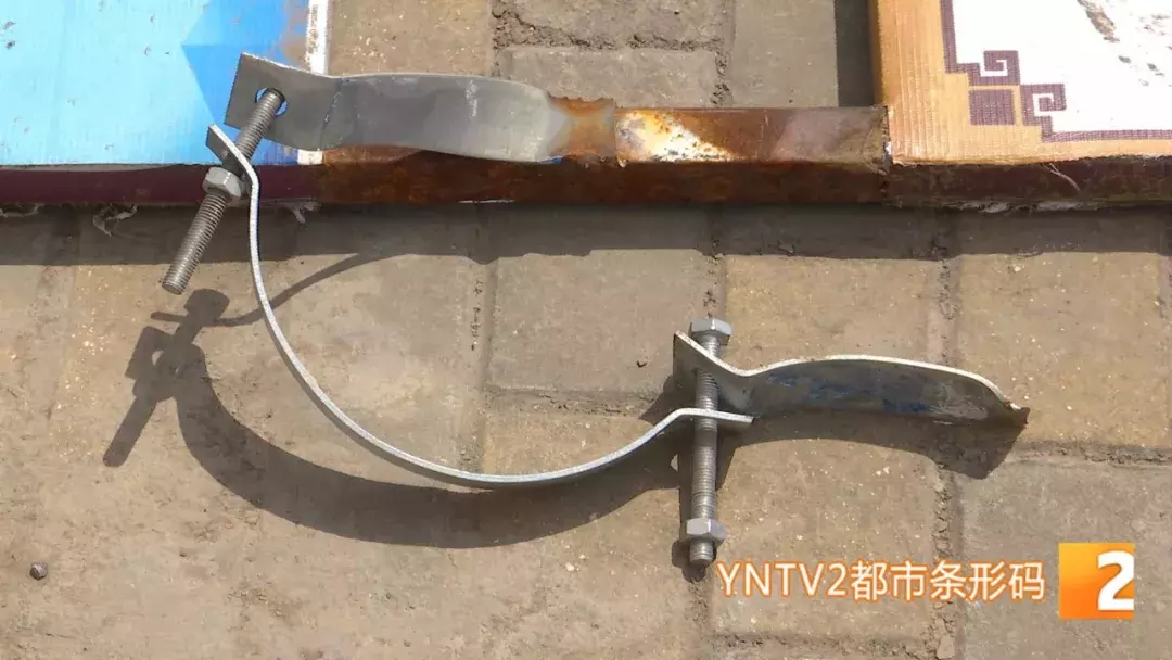 砰！广告牌、隔音板坠落，车窗、后视镜被砸，更可怕的还在后面！