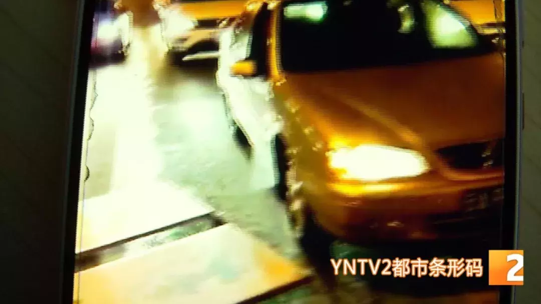 砰！广告牌、隔音板坠落，车窗、后视镜被砸，更可怕的还在后面！