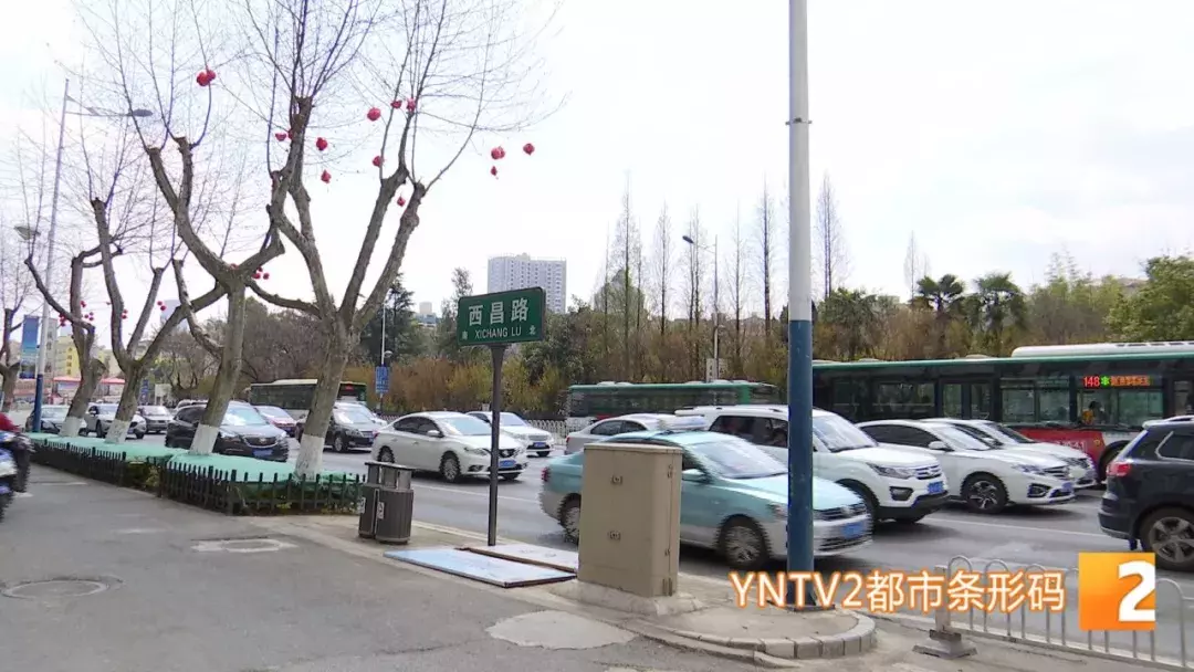 砰！广告牌、隔音板坠落，车窗、后视镜被砸，更可怕的还在后面！