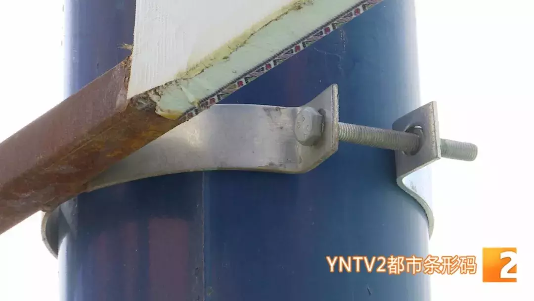 砰！广告牌、隔音板坠落，车窗、后视镜被砸，更可怕的还在后面！