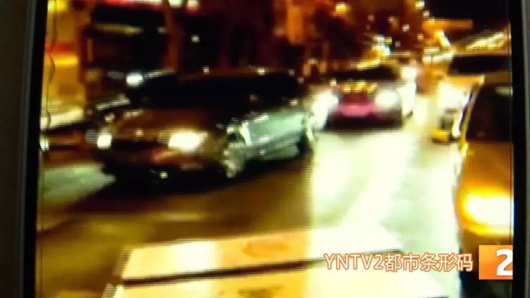 砰！广告牌、隔音板坠落，车窗、后视镜被砸，更可怕的还在后面！