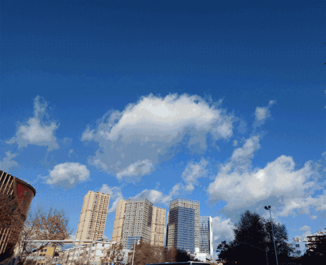 砰！广告牌、隔音板坠落，车窗、后视镜被砸，更可怕的还在后面！