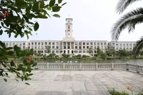 盘点国内学费最贵的大学,最高学费竟达一般大学的30倍!