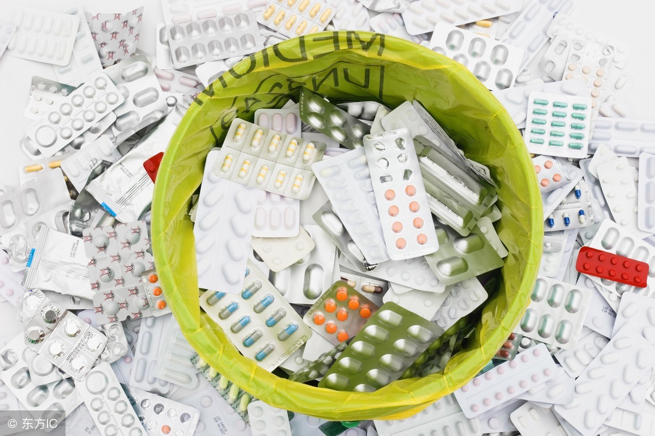 处理废弃药物时,千万不要直接冲到马桶,自己挖个洞埋起来或随便丢,不