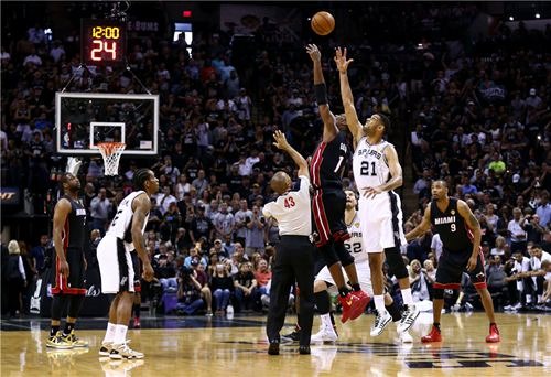 为什么nba超一分要加时(这是NBA最丑陋比赛，足足打了六个加时，却引篮球史惊天变革！)