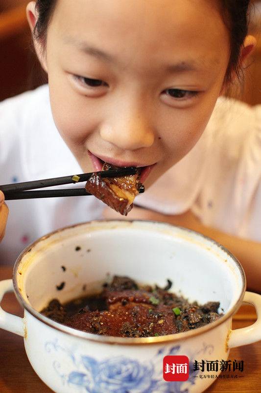 上场来消食的(厨师里最会写的，写手里最能吃的：成都“食神”一年吃800家馆子)