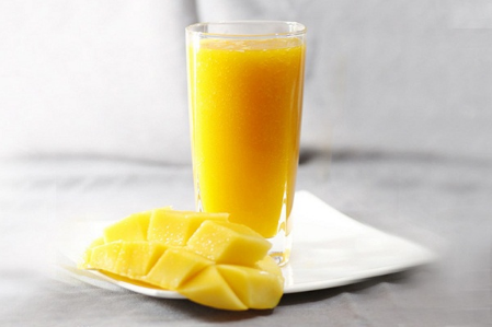 鲜榨芒果汁制作方法（芒果榨汁的方法和技巧）