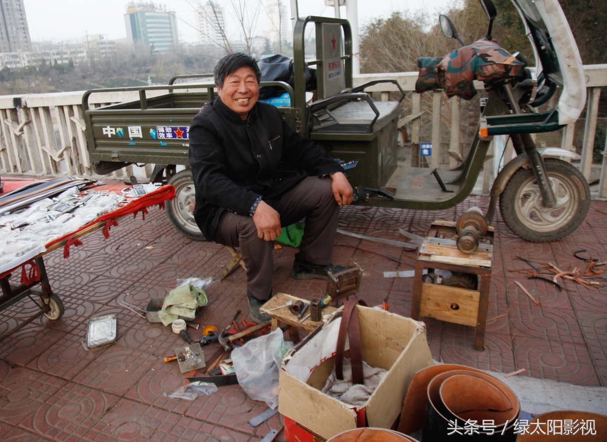 农民大哥发明皮带神器，不图挣钱求休闲